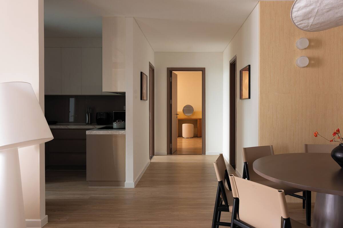 Una cocina moderna con comedor.