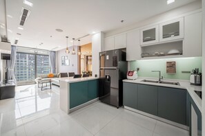 Comfort appartement, 2 slaapkamers, uitzicht op stad | Privékeuken | Een koelkast/vriezer, een magnetron, een rijstkoker