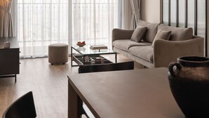 Una sala moderna con sofá, mesa de centro y comedor.