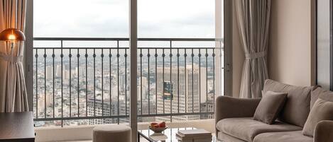 Comfort-huoneisto, 3 makuuhuonetta, kaupunkinäköala | 3 makuuhuonetta, ylelliset vuodevaatteet, yksilöllisesti sisustettu