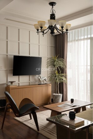 Apartamento com design assinado, 3 quartos, sacada, vista para a cidade | Área de estar | TV LCD 55 polegadas com canais digitais