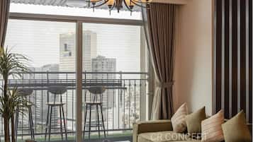 Appartamento Signature, 3 camere da letto, balcone, vista città | Area soggiorno | TV LCD