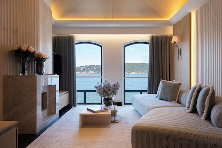 Suite Bosphorus | 1 bedroom, in-room safe, blackout drapes, iron/ironing board