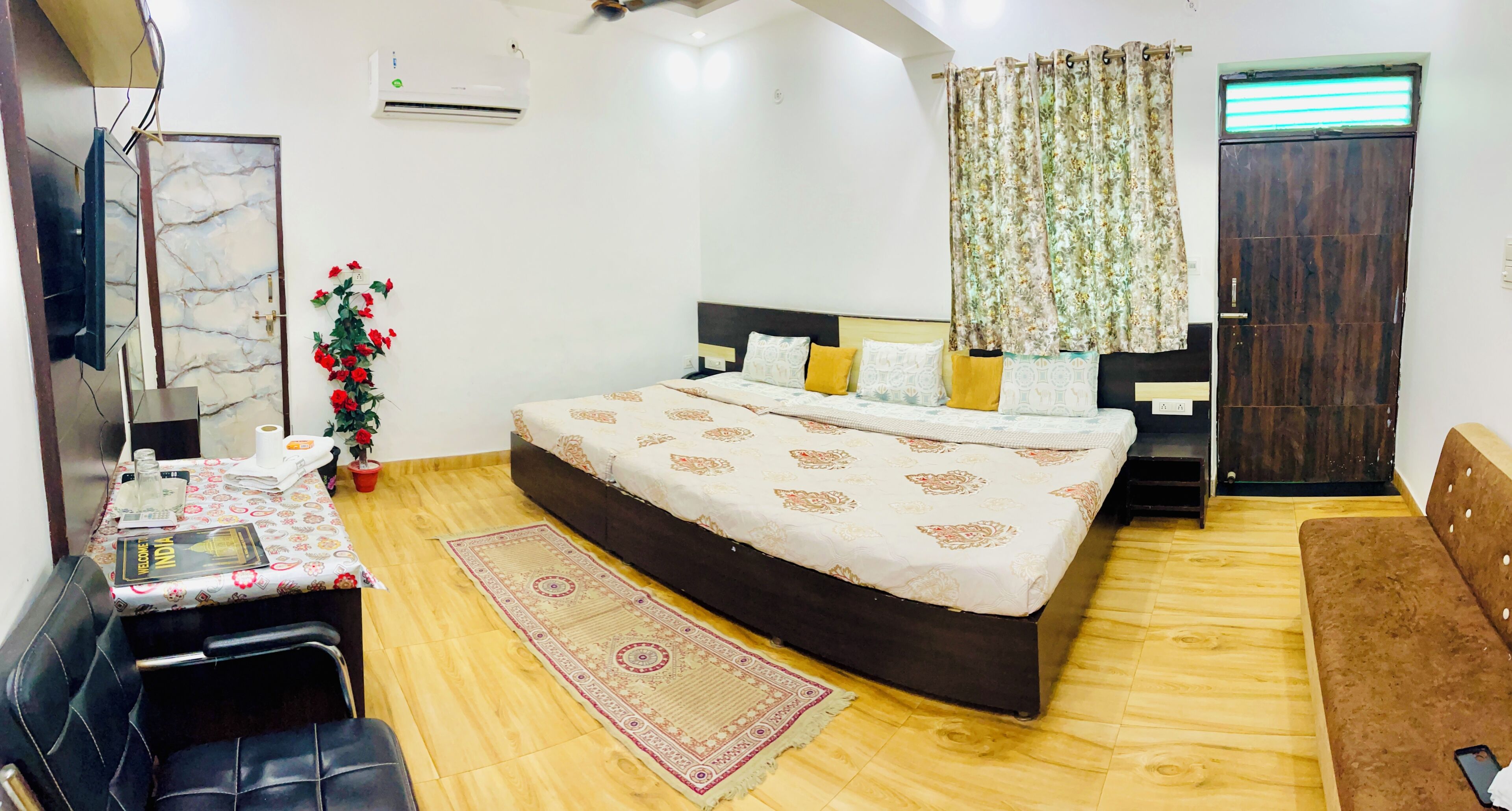 Family Room | Desk, laptop workspace, free WiFi