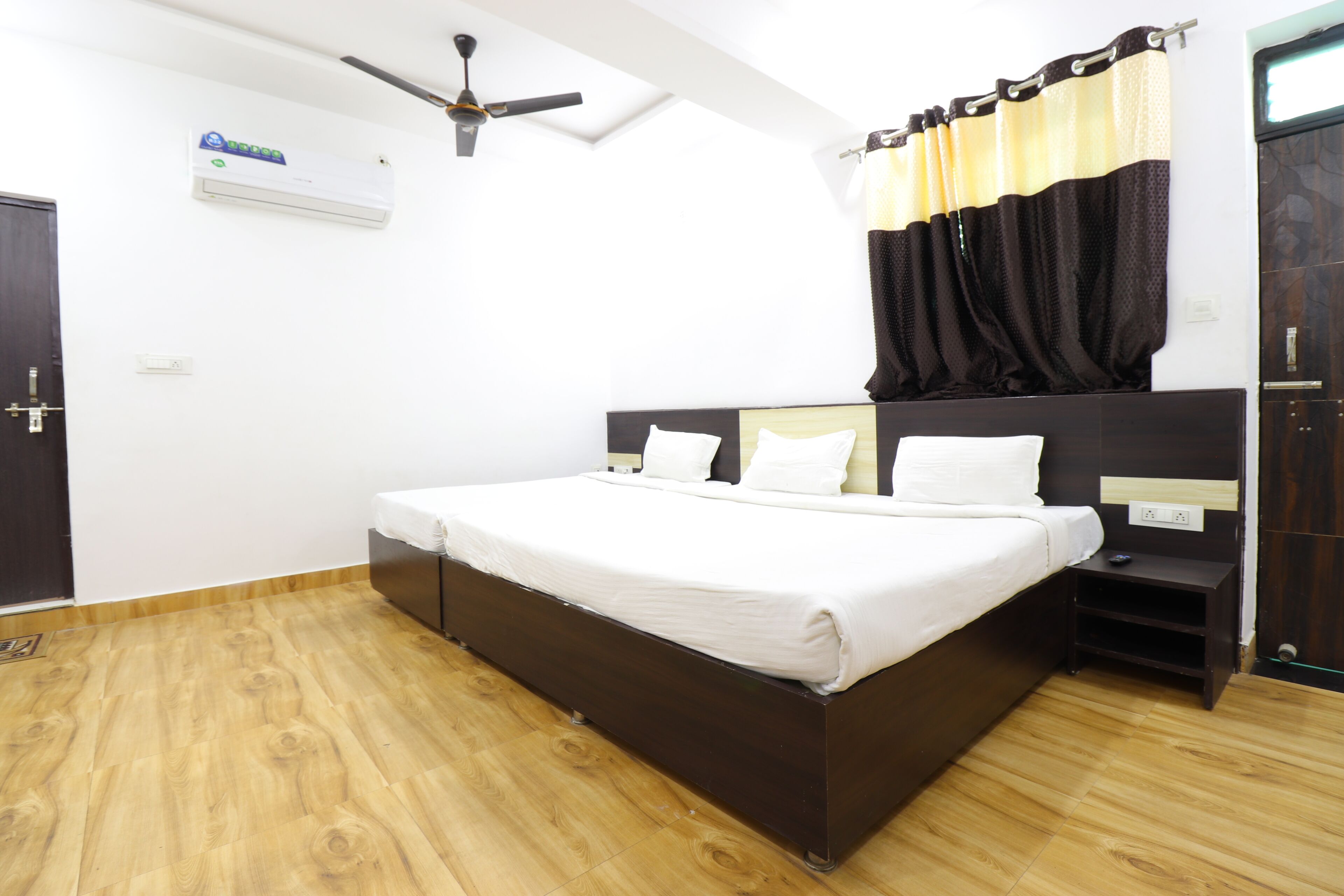 Family Room | Desk, laptop workspace, free WiFi