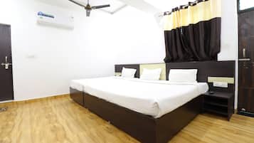 Escritorio, espacio para trabajar con laptop y wifi gratis