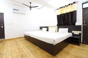 Family Room | Desk, laptop workspace, free WiFi