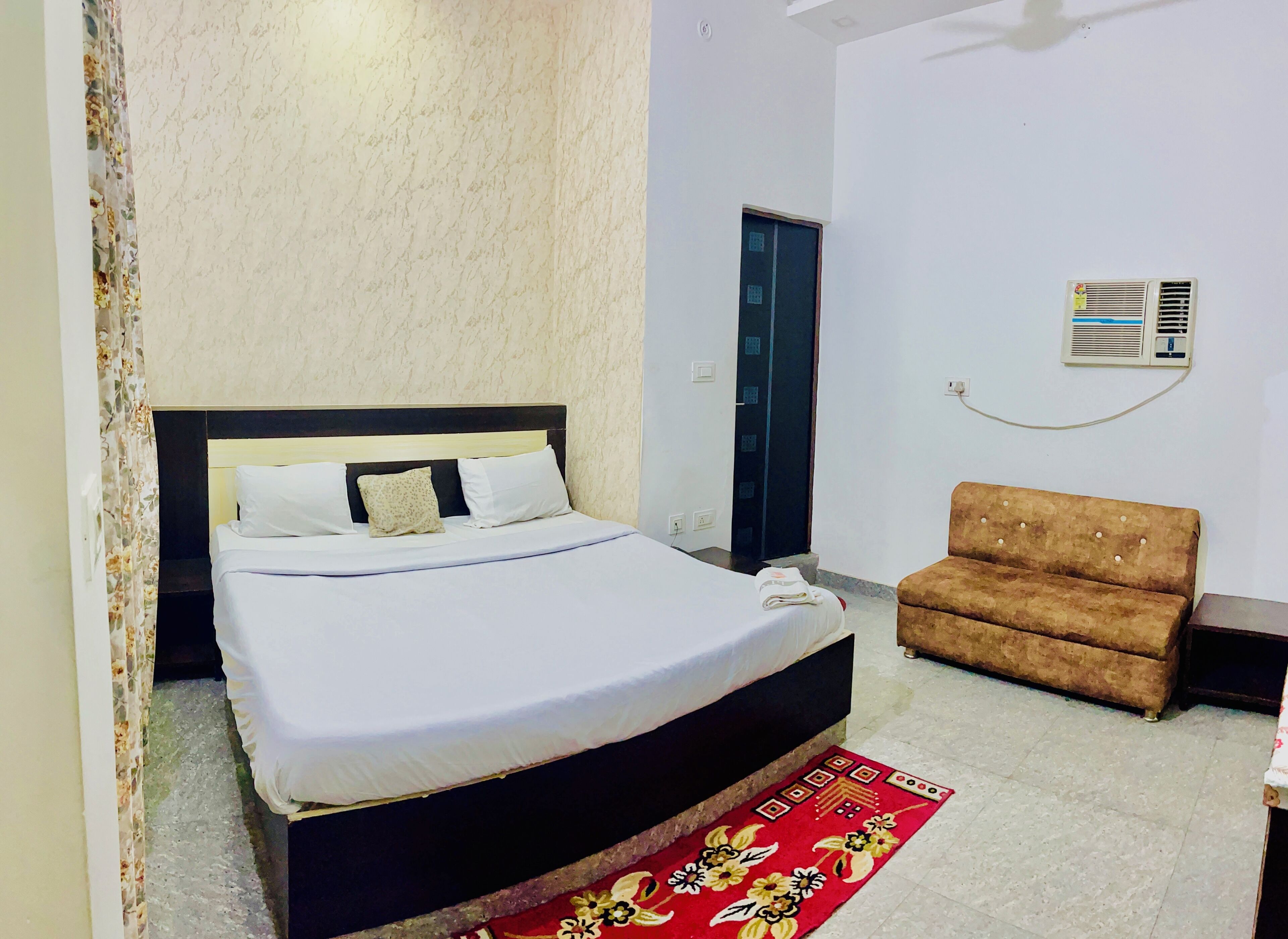 Classic Room | Desk, laptop workspace, free WiFi