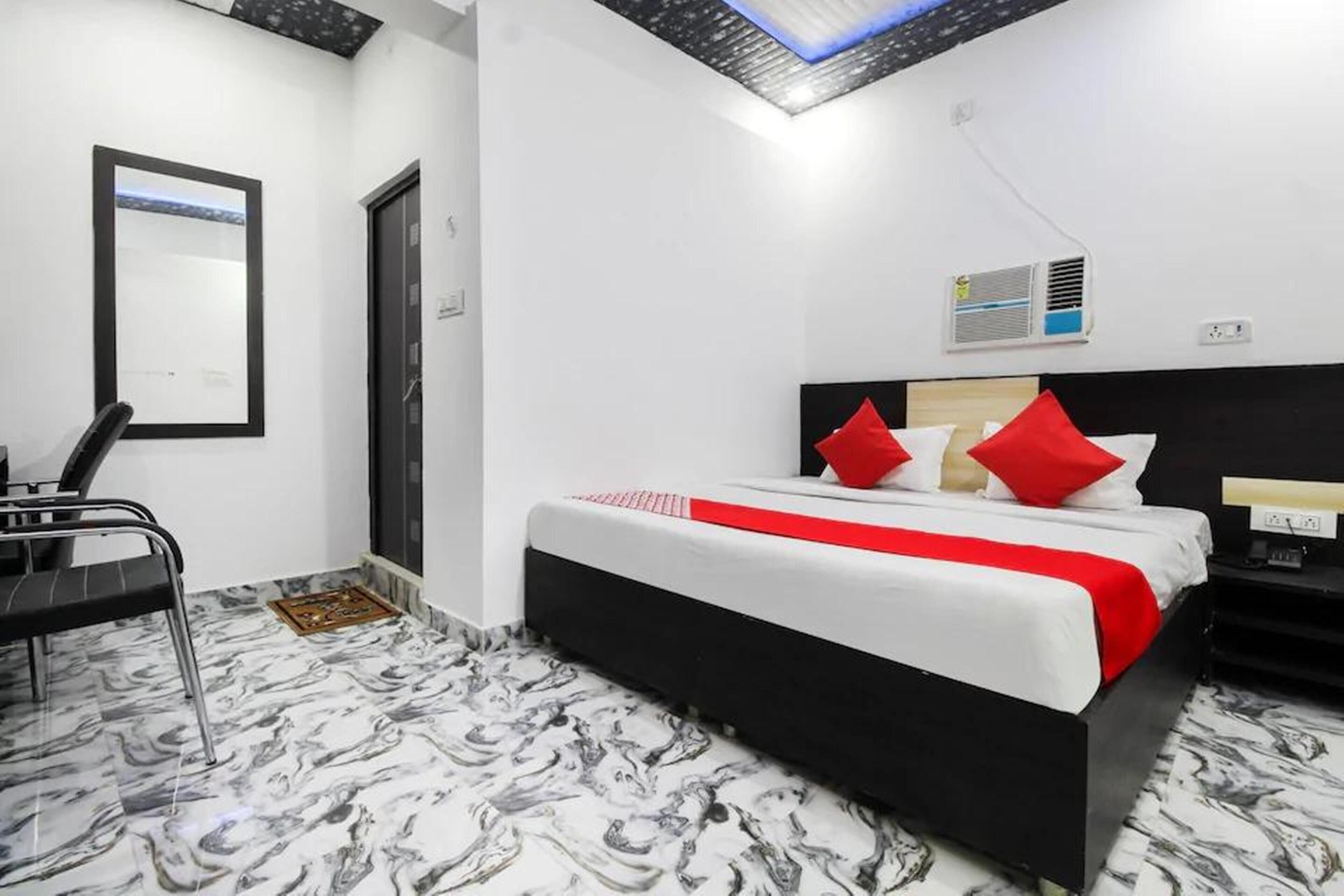 Classic Room | Desk, laptop workspace, free WiFi