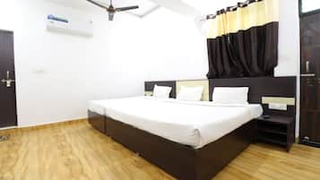 Escritorio, espacio para trabajar con laptop y wifi gratis