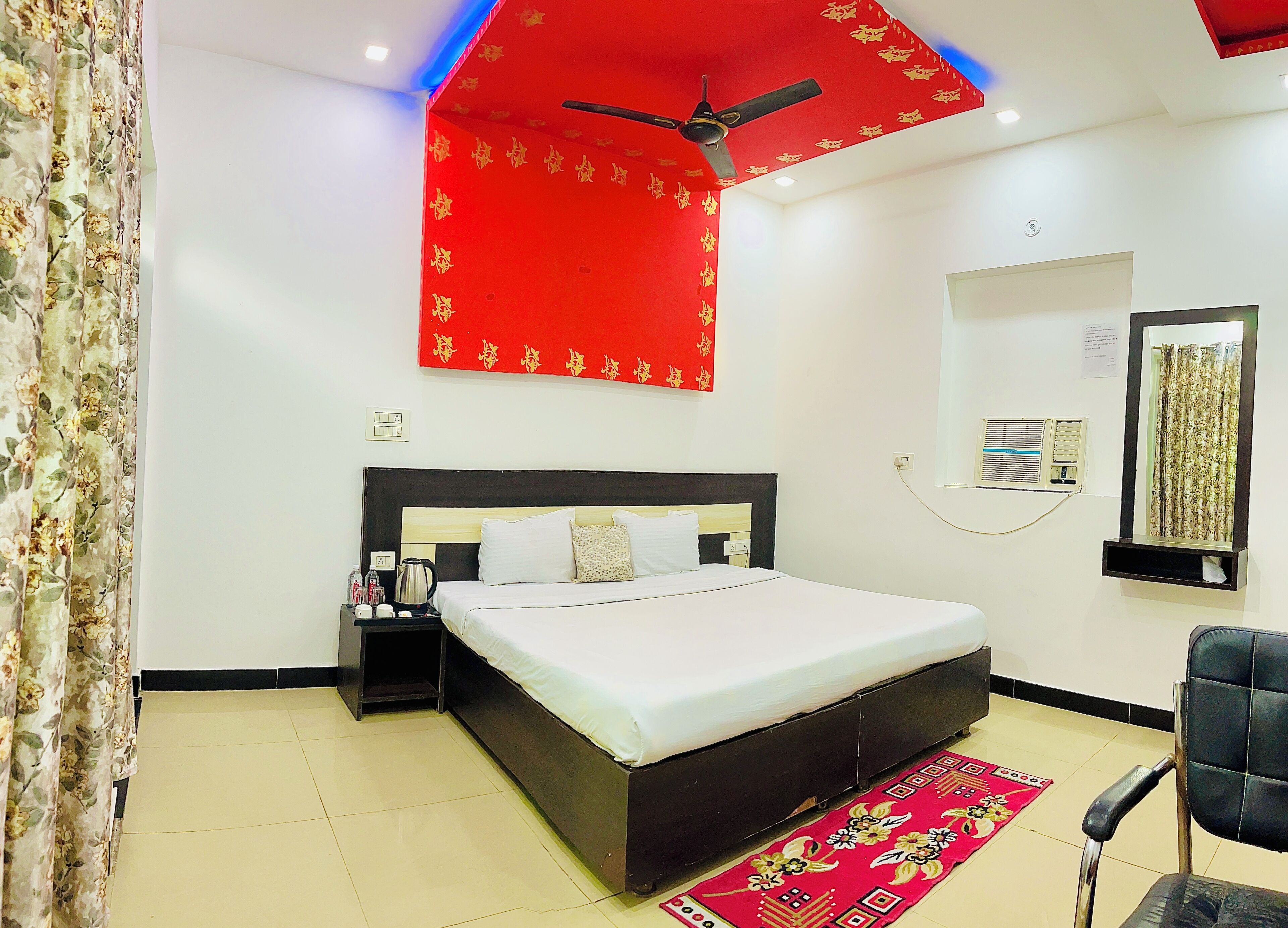 Suite | Desk, laptop workspace, free WiFi