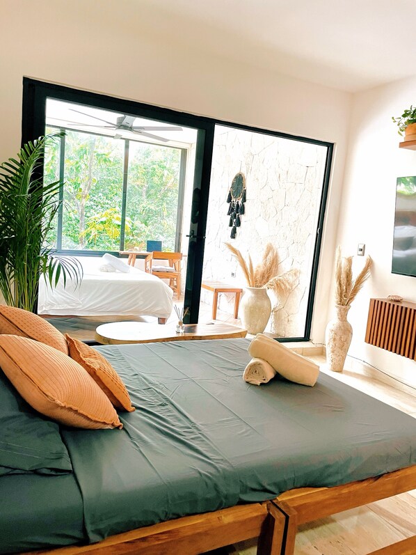 Een strijkplank/strijkijzer, wifi, beddengoed