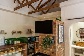 Fridge, microwave, oven, stovetop - Bohemian Private Flat, Aircon, Secure Parking (Stellenbosch)