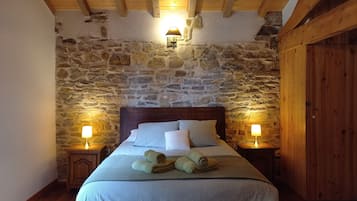 3 slaapkamers, een bureau, een strijkplank/strijkijzer, reisbedje