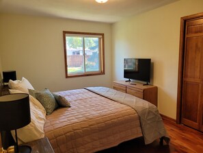 3 bedrooms, desk, iron/ironing board, travel crib - New Listing-Beautiful 3 bedroom home in SAFE, QUIET Spring Creek neighborhood. (Montrose)