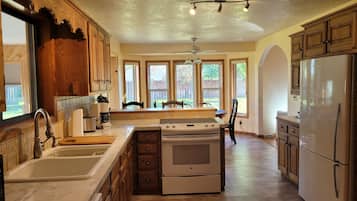 Frigorífic, microones, forn i placa de cuina