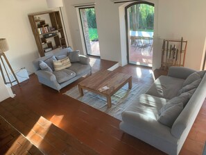 Smart-TV, DVD-Player, Bücher, Videothek