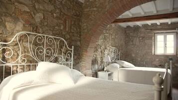 5 slaapkamers, een bureau, een strijkplank/strijkijzer, reisbedje