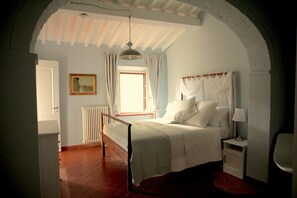 5 Schlafzimmer, Schreibtisch, Bügeleisen/Bügelbrett, Reisekinderbett