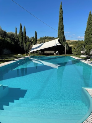 Una piscina al aire libre