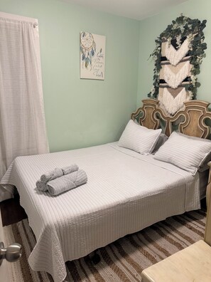 2 habitaciones, escritorio y tabla de planchar con plancha