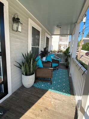 Terrace/patio - Cozy 2Bedroom Apt with Rustic Charm in the Heart of New London Historic District (New London)