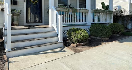Cozy 2Bedroom Apt with Rustic Charm in the Heart of New London Historic District