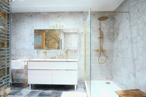 Regadera, amenidades de baño ecológicas, secadora de cabello, toallas 