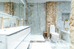 Douche, articles de toilette écologiques, sèche-cheveux