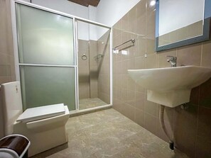 Bathroom - Elepath Lodge - Pinnawala (Pinnawala)