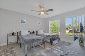 3 chambres, fer et planche à repasser, lit de bébé portatif