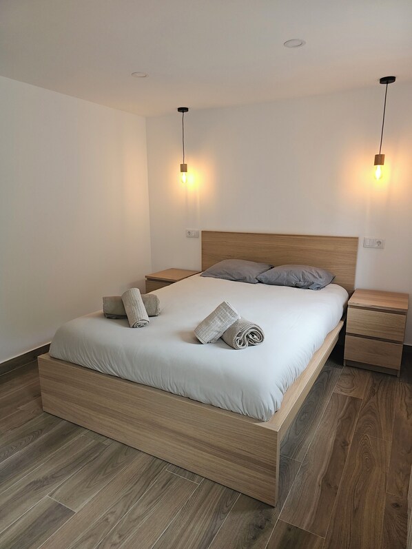 2 chambres, fer et planche à repasser, Wi-Fi gratuit, draps fournis