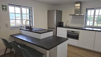 Frigorífico, microondas, horno y placa de cocina