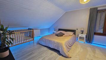 3 bedrooms, iron/ironing board, travel cot, free WiFi