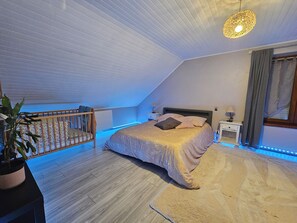 3 soverom, strykejern/-brett, reiseseng for barn og wi-fi (inkludert)