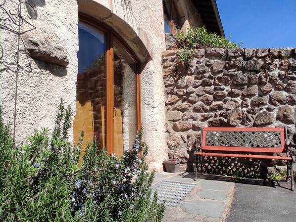 Terrace/patio - GITE DE VAUBARLET IN A PEACEFUL NATURAL SETTING (Sainte-Sigolène)