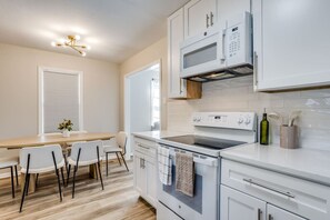 Fridge, microwave, oven, stovetop - •new• Grace’s Getaway - sleeps 6 (Derby)