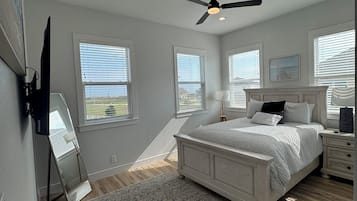 4 slaapkamers, een bureau, een strijkplank/strijkijzer, reisbedje