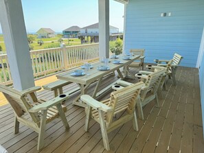 Outdoor dining - Relax in a private heated pool & spa, family & pet friendly, Tiki bar, Grill (Bolivar Peninsula)