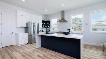 Een koelkast, een microgolfoven, een oven, een kookplaat