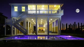 Een buitenzwembad en een verwarmd zwembad