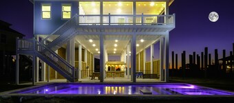 Relax in a private heated pool & spa, family & pet friendly, Tiki bar, Grill