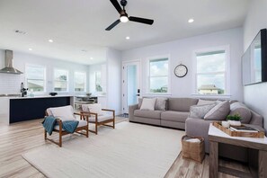 TV connectée, livres, écrans d'ordinateur