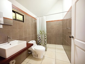 Deluxe Chalet, Balcony, Mountainside | Bathroom