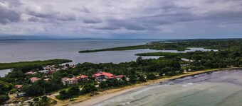 Seaside 2-bedroom apartment near Bocas town