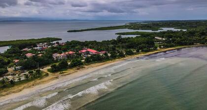 Seaside 2-bedroom apartment near Bocas town