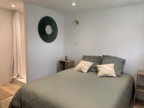 1 bedroom, WiFi, bed sheets - 5 minutes from the beach, charming, quiet apartment with terrace. (Merville-Franceville-Plage)