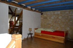 6 bedrooms, iron/ironing board, internet, bed sheets
