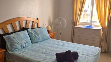 Apartament | 2 dormitoris, planxa i posts de planxar, wifi gratuïta i roba de llit