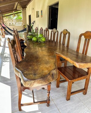 تناول الطعام بالخارج